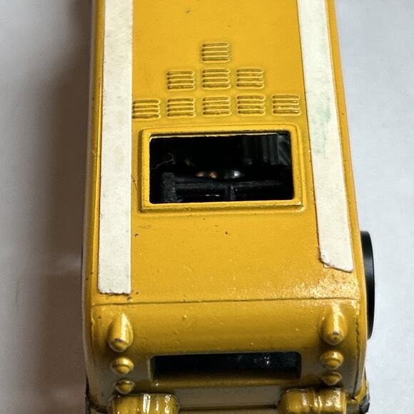 Hot Wheels Redline 1970 S’Cool Bus Yellow Near Mint w/ Button Heavyweights - Picture 16 of 16